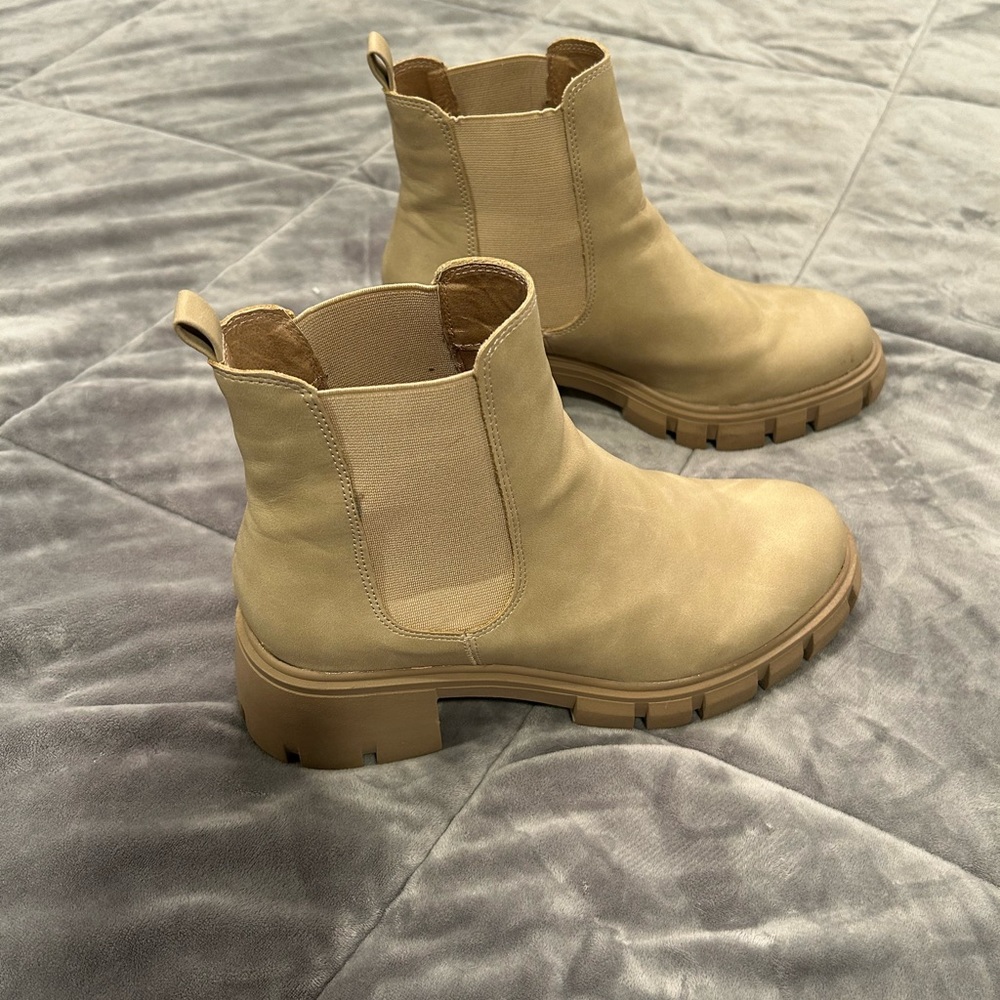 Madden girl tan boot size 9